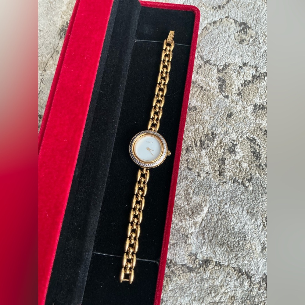 Beautiful DRESSY GUCCI chain bezel watch🔥🔥🔥 - Picture 3 of 16